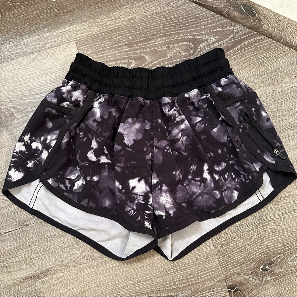 lululemon black and white shorts size 4